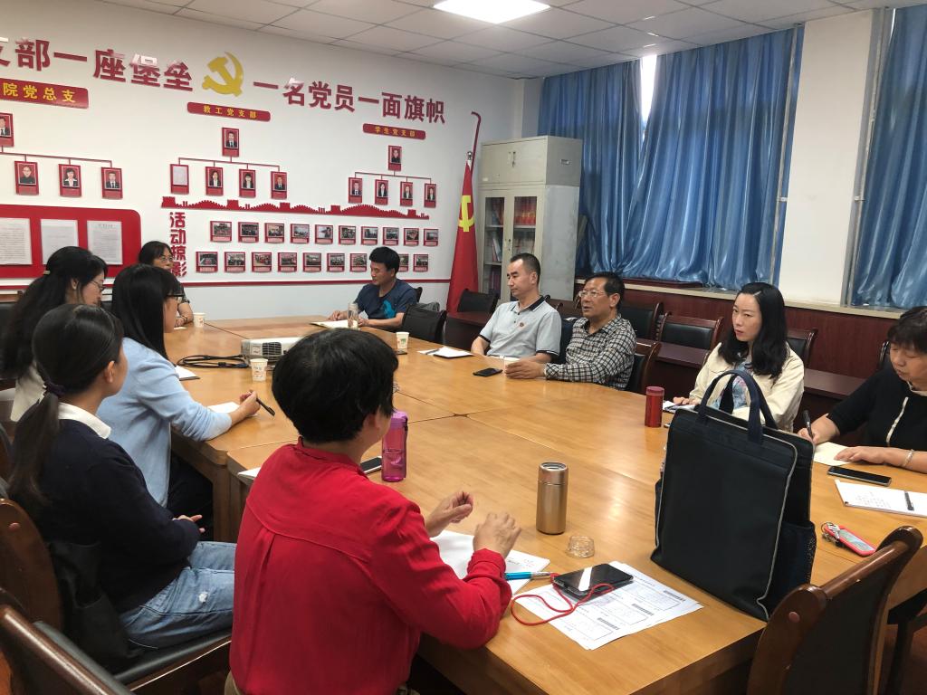 吴钧教授与我院教师座谈